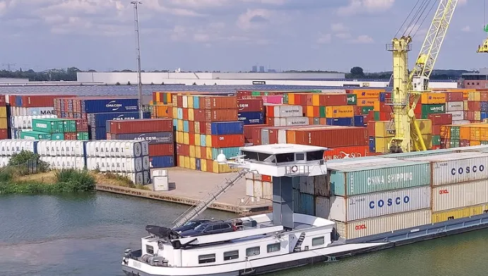 Zelissen ruilt vrachtwagens in voor schepen